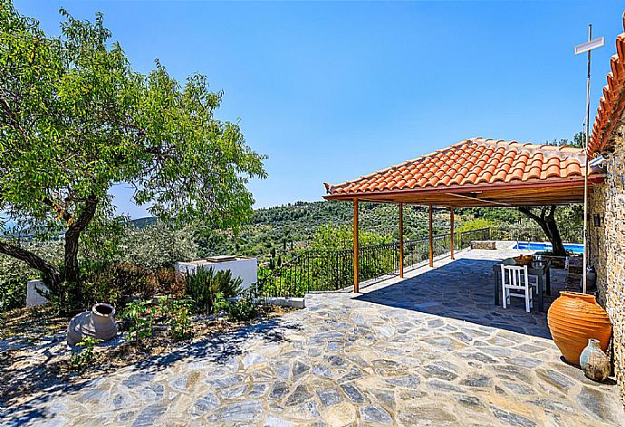 Terrace area with a beautiful panoramic view . - Oak Tree Cottage . (Галерея фотографий) }}