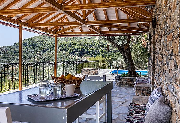 Pool and terrace area . - Oak Tree Cottage . (Fotogalerie) }}