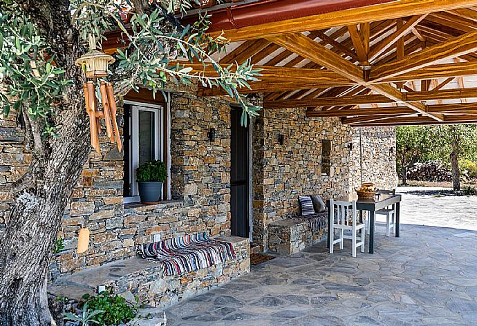 Beautiful villa and terrace area . - Oak Tree Cottage . (Galerie de photos) }}