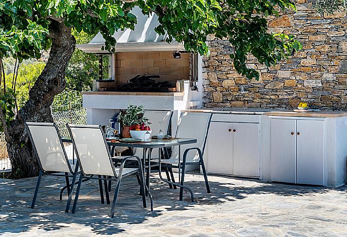 Outdoor dining area with barbecue  . - Oak Tree Cottage . (Галерея фотографий) }}