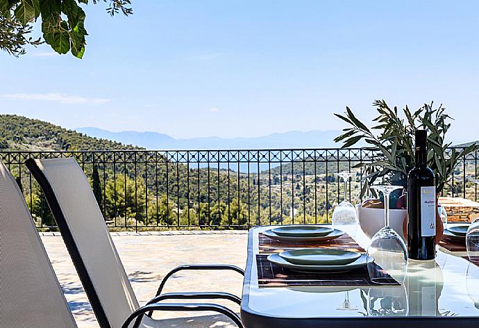 Outdoor dining area with a beautiful sea view . - Oak Tree Cottage . (Galleria fotografica) }}
