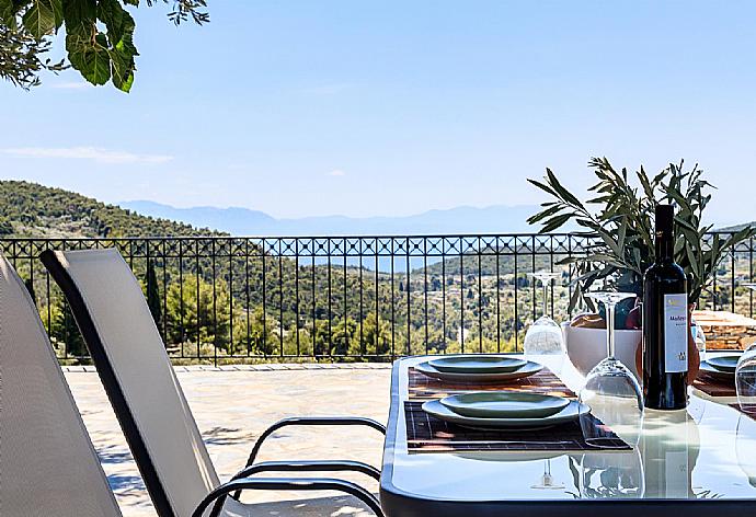 Outdoor dining area with a beautiful sea view . - Oak Tree Cottage . (Photo Gallery) }}