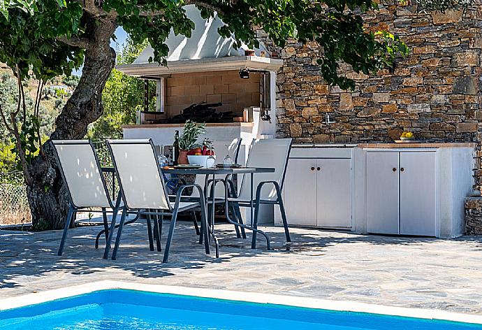 Outdoor dining area with barbecue  . - Oak Tree Cottage . (Галерея фотографий) }}