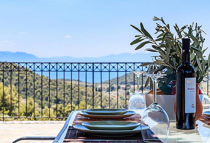 Outdoor dining area with a beautiful sea view . - Oak Tree Cottage . (Photo Gallery) }}