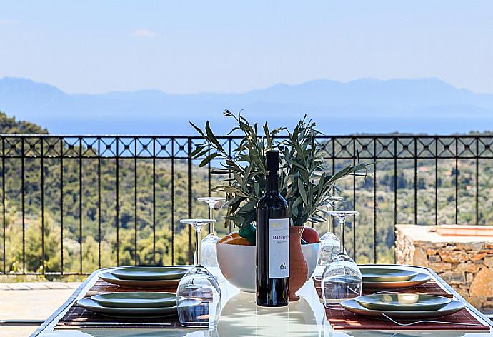 Outdoor dining area with a beautiful sea view . - Oak Tree Cottage . (Galerie de photos) }}