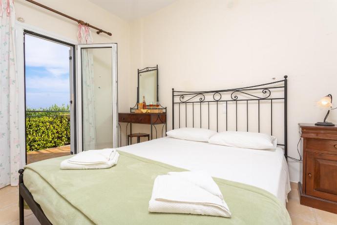Double bedroom on ground floor with en suite bathroom, A/C and balcony access . - Ionian Sea Villas . (Galleria fotografica) }}