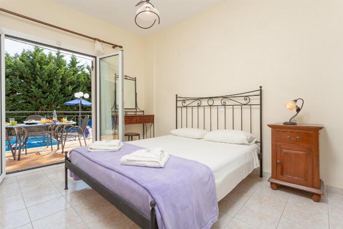 Double bedroom on ground floor, with en suite bathroom, A/C and terrace access to the pool . - Ionian Sea Villas . (Galleria fotografica) }}