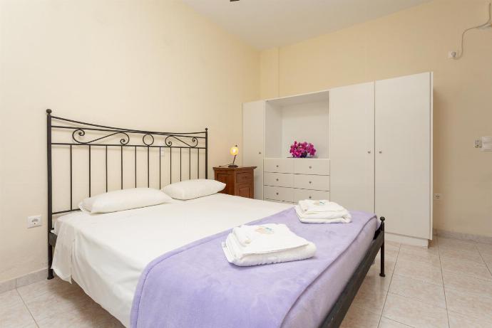 Double bedroom on ground floor, with en suite bathroom, A/C . - Ionian Sea Villas . (Galleria fotografica) }}