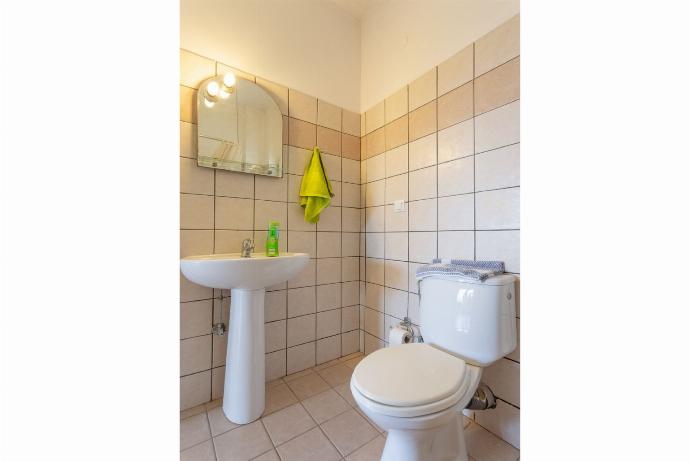 Bathroom with shower . - Ionian Sea Villas . (Galería de imágenes) }}