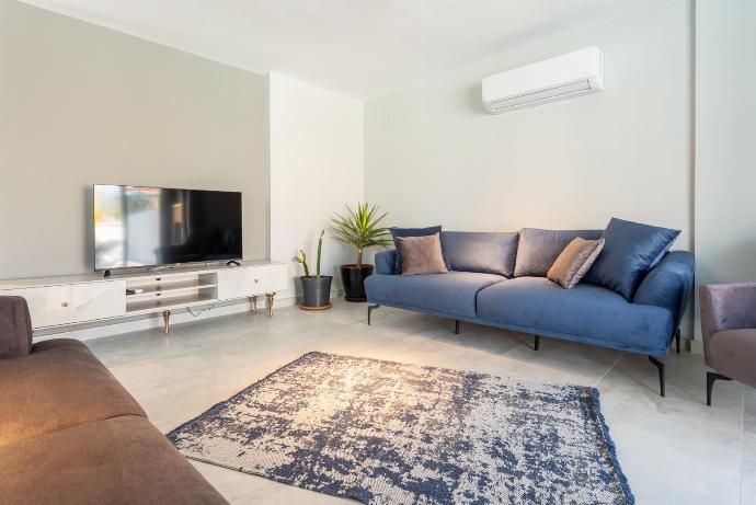 Open plan living room with confortable sofas, TV, and A/C . - Exclusive Paradise Collection . (Galleria fotografica) }}