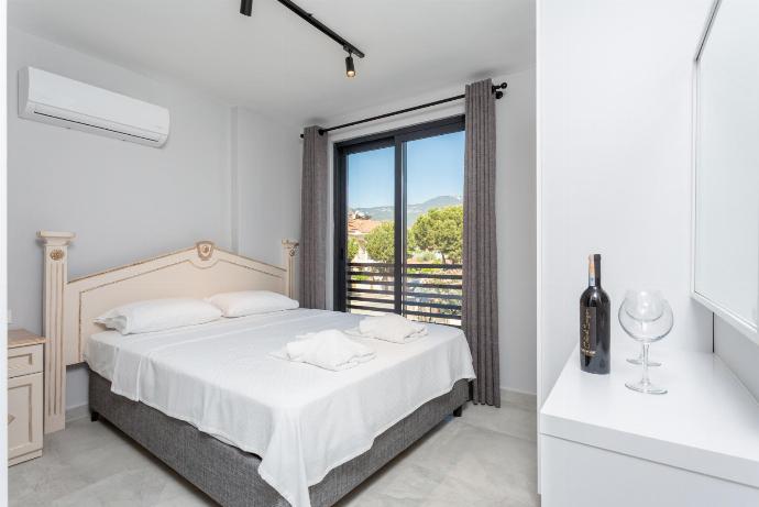 Double bedroom with an en suite bathroom, A/C and balcony access  . - Exclusive Paradise Collection . (Galleria fotografica) }}