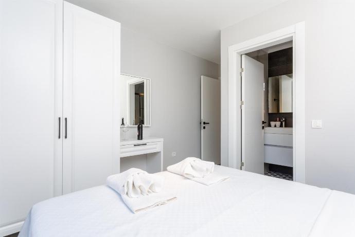 Double bedroom with an en suite bathroom, A/C and balcony access  . - Exclusive Paradise Collection . (Galerie de photos) }}