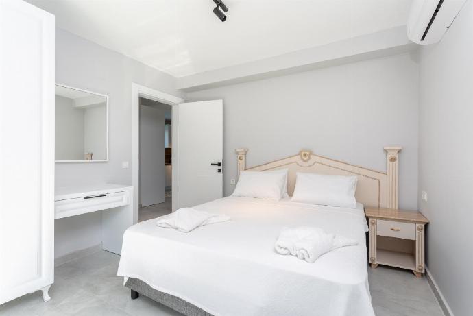 Double bedroom with an en suite bathroom, A/C and balcony access  . - Exclusive Paradise Collection . (Галерея фотографий) }}