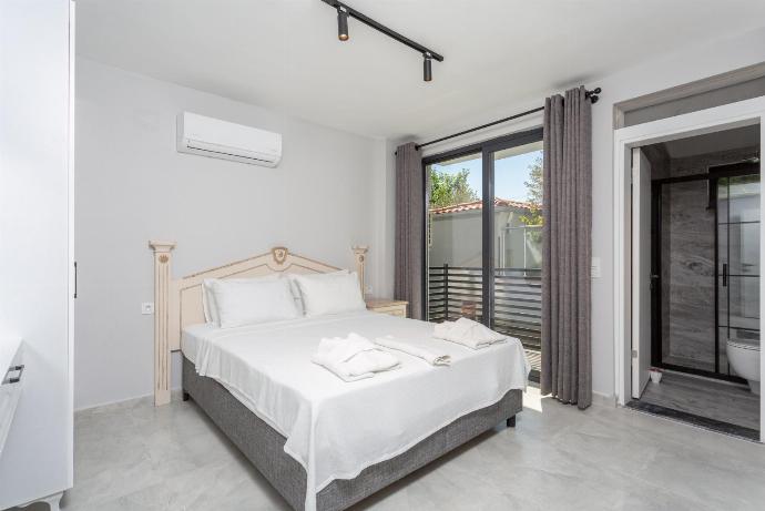 Double bedroom with an en suite bathroom, A/C and balcony access  . - Exclusive Paradise Collection . (Fotogalerie) }}