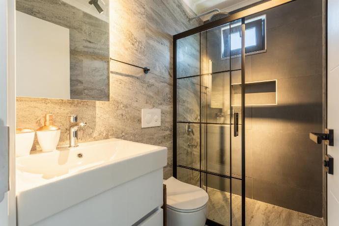 En suite bathroom with shower . - Exclusive Paradise Collection . (Galleria fotografica) }}