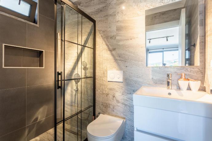 En suite bathroom with shower . - Exclusive Paradise Collection . (Photo Gallery) }}