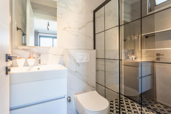 En suite bathroom with shower . - Exclusive Paradise Collection . (Galerie de photos) }}