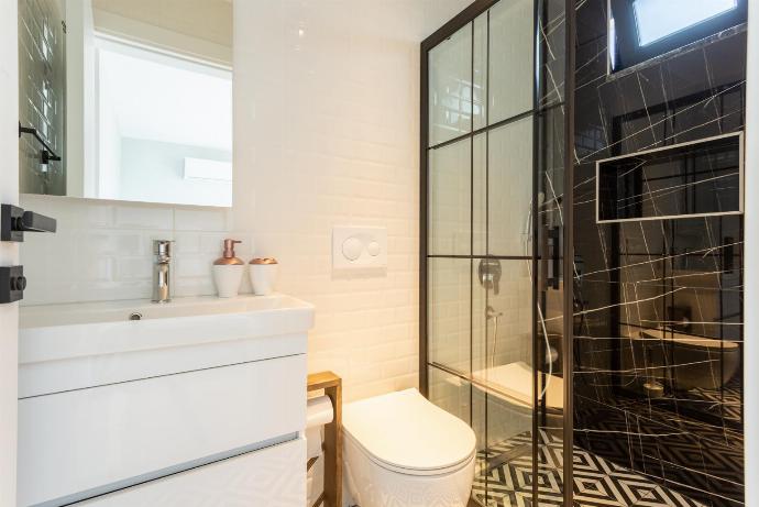 En suite bathroom with shower . - Exclusive Paradise Collection . (Fotogalerie) }}