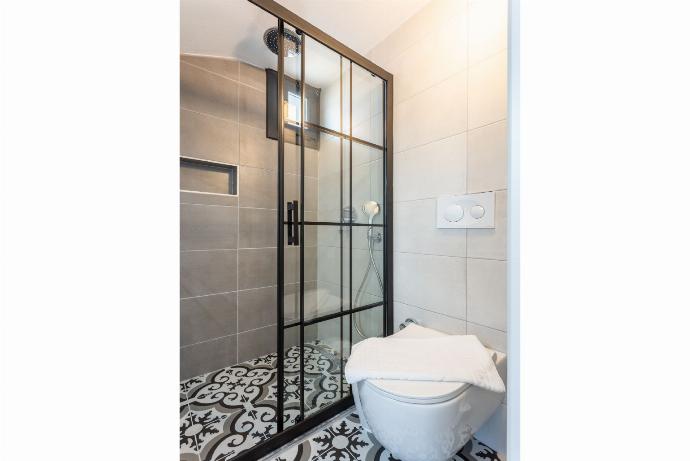 En suite bathroom  with shower  . - Exclusive Paradise Collection . (Photo Gallery) }}