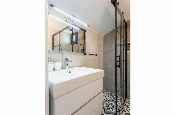 En suite bathroom with shower . - Exclusive Paradise Collection . (Photo Gallery) }}