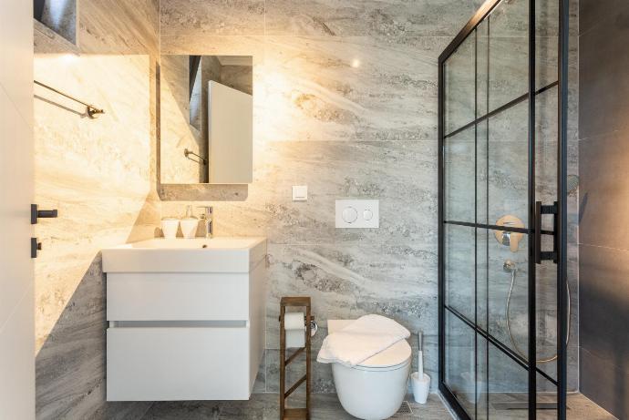 En suite bathroom with shower . - Exclusive Paradise Collection . (Galleria fotografica) }}