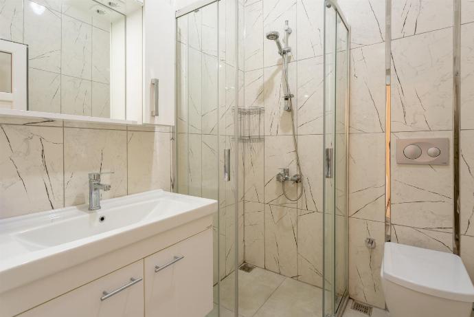 En suite bathroom with shower . - Duman Collection . (Galerie de photos) }}