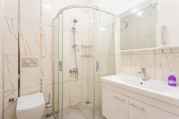 En suite bathroom with shower . - Duman Collection . (Photo Gallery) }}
