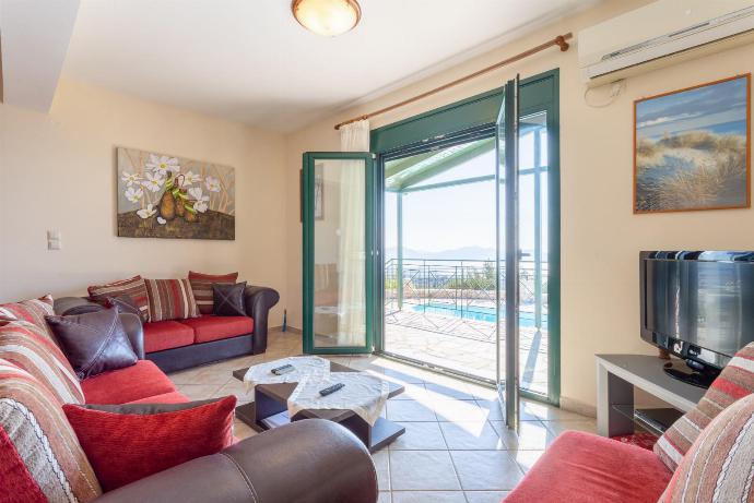 Open-plan living room with sofas, dining area, kitchen, A/C, WiFi internet, satellite TV, sea views, and terrace access . - Fiscardo Villas Collection . (Galleria fotografica) }}