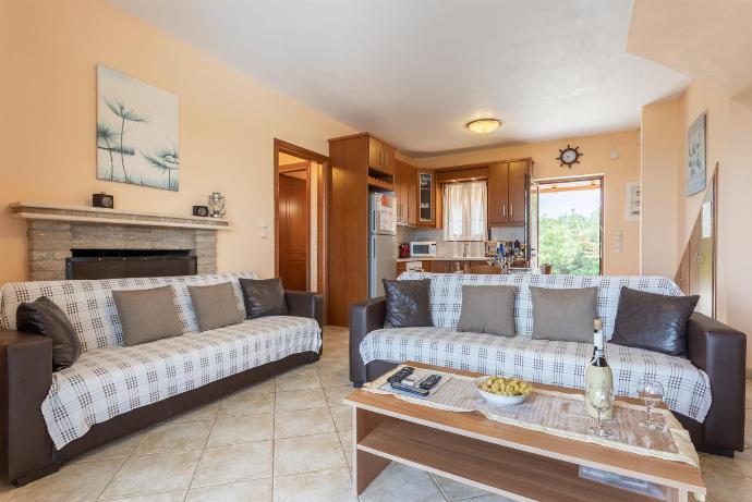 Open-plan living room with sofas, dining area, kitchen, A/C, WiFi internet, satellite TV, sea views, and terrace access . - Fiscardo Villas Collection . (Galleria fotografica) }}