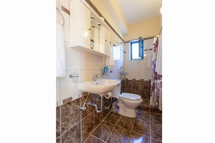 En suite bathroom with shower . - Fiscardo Villas Collection . (Galleria fotografica) }}