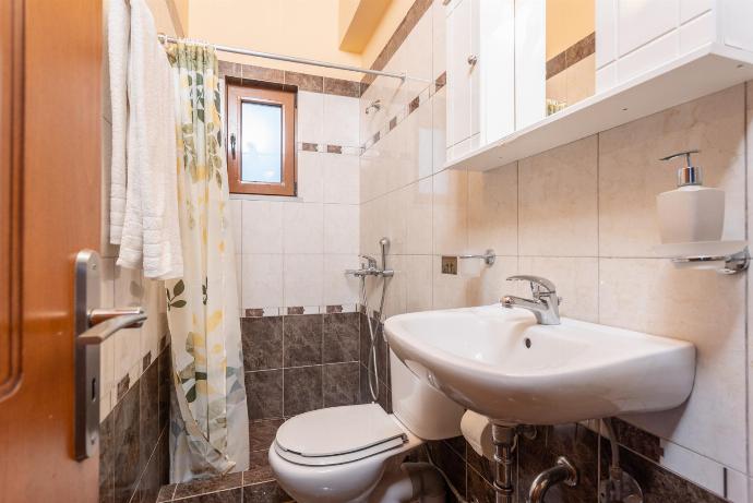 En suite bathroom with shower . - Fiscardo Villas Collection . (Галерея фотографий) }}
