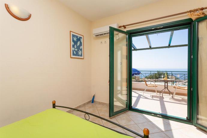 Double bedroom with en suite bathroom, A/C, sea views, and terrace access . - Fiscardo Villas Collection . (Galleria fotografica) }}