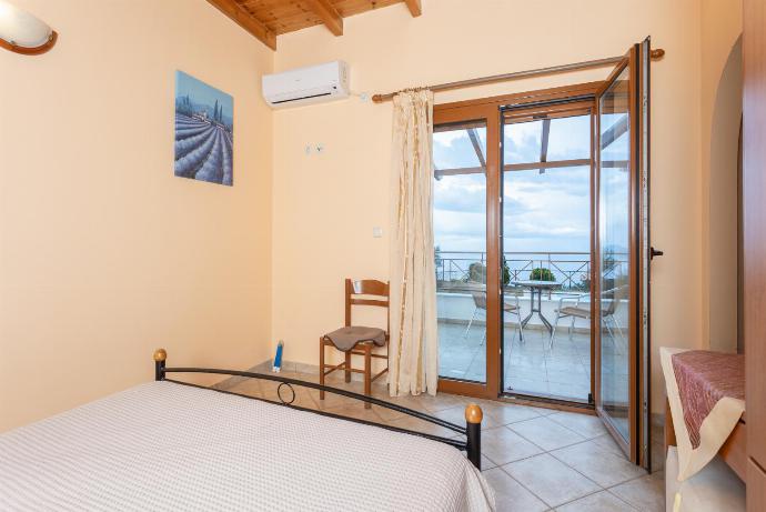 Double bedroom with en suite bathroom, A/C, sea views, and terrace access . - Fiscardo Villas Collection . (Galerie de photos) }}