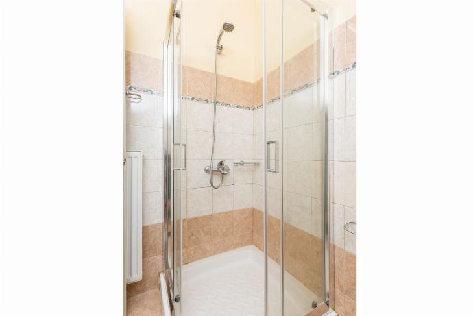 Family bathroom with shower . - Russa Villas Collection . (Photo Gallery) }}