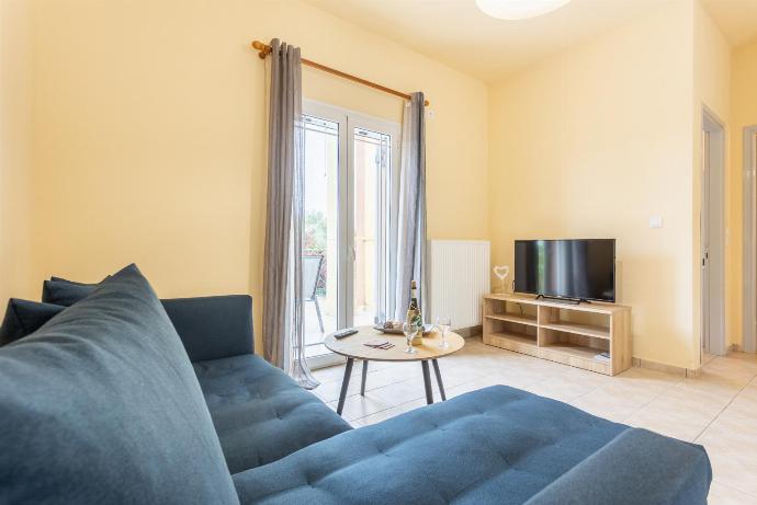 Open-plan living room with sofa, dining area, kitchen, A/C, WiFi internet, and satellite TV . - Russa Villas Collection . (Galleria fotografica) }}