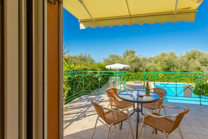 Sheltered terrace area . - Russa Villas Collection . (Photo Gallery) }}