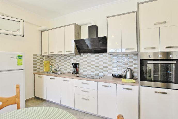 Equipped kitchen and dining area . - Dolphin Villas Collection . (Fotogalerie) }}