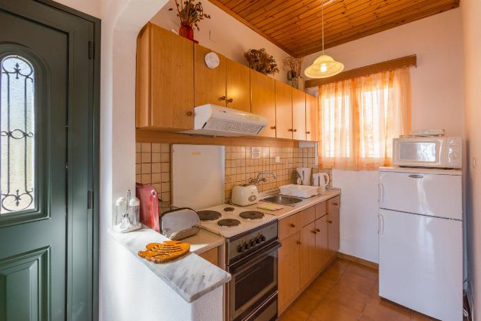 Equipped kitchen and dining area . - Dolphin Villas Collection . (Fotogalerie) }}