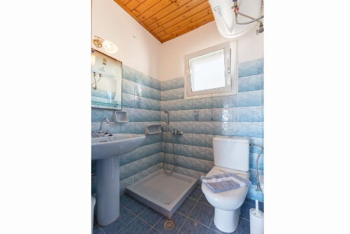 Bathroom with shower . - Dolphin Villas Collection . (Fotogalerie) }}