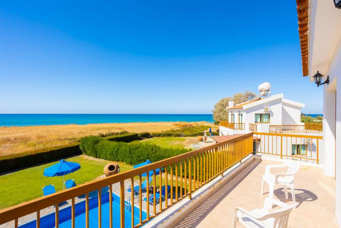 Balcony with sea views . - Blue Bay Villas Collection . (Galerie de photos) }}