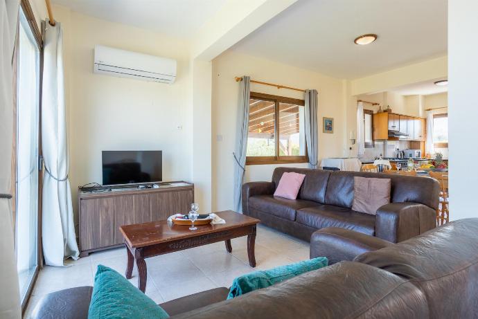 Open-plan living room with sofas, dining area, kitchen, ornamental fireplace, A/C, WiFi internet, satellite TV, and sea views . - Blue Bay Villas Collection . (Galerie de photos) }}