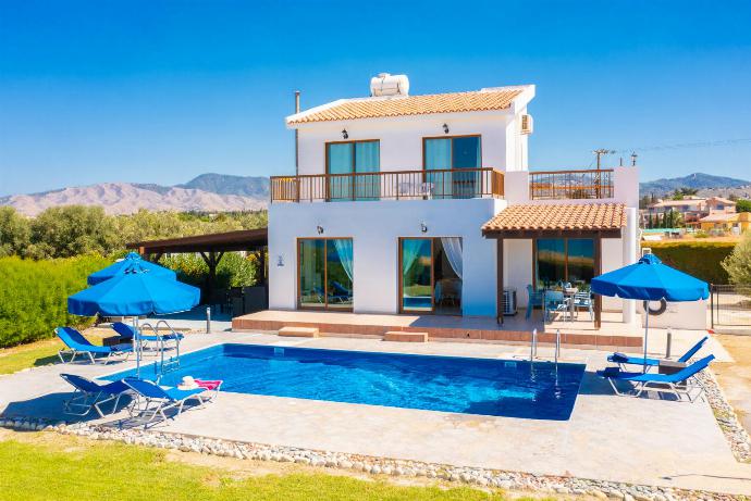 Beautiful villa with private pool, terrace, and garden with sea views . - Blue Bay Villas Collection . (Галерея фотографий) }}