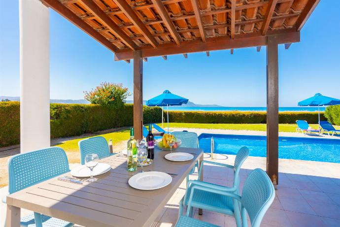 Terrace area . - Blue Bay Villas Collection . (Galleria fotografica) }}