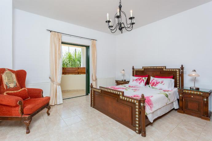 Double bedroom with A/C and balcony access . - Androula Villas Collection . (Galerie de photos) }}