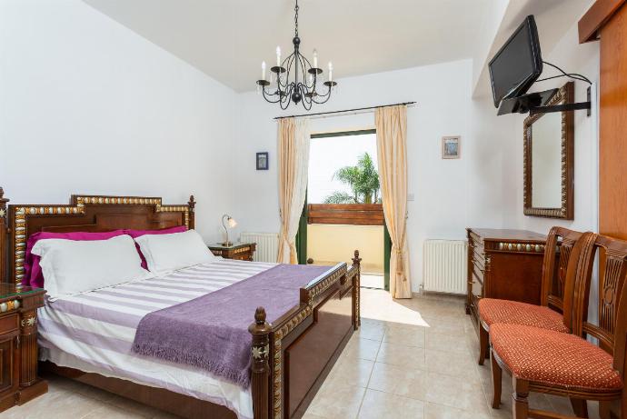 Double bedroom with en suite bathroom, A/C, TV, and balcony access . - Androula Villas Collection . (Galería de imágenes) }}