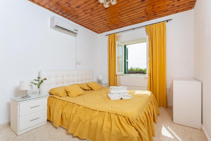 Double bedroom with A/C . - Androula Villas Collection . (Fotogalerie) }}