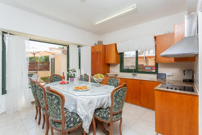 Equipped kitchen . - Androula Villas Collection . (Fotogalerie) }}