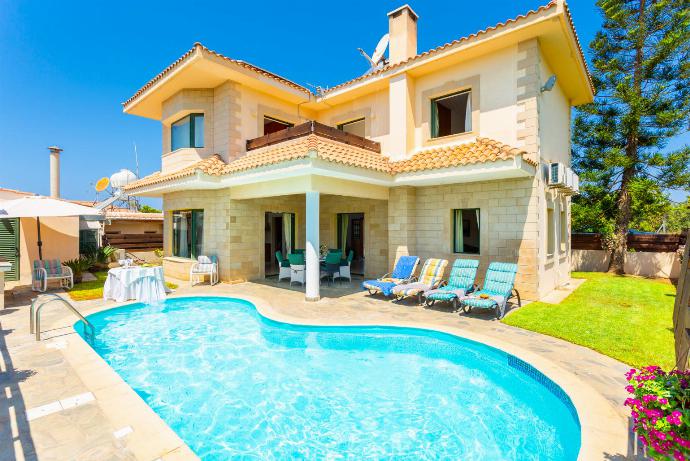 ,Beautiful villa with private pool, terrace, and garden . - Androula Villas Collection . (Галерея фотографий) }}