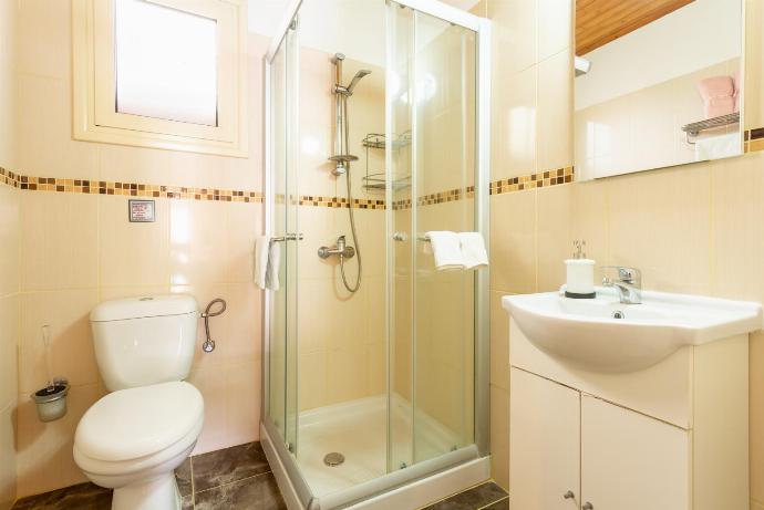 En suite bathroom with shower . - Androula Villas Collection . (Галерея фотографий) }}