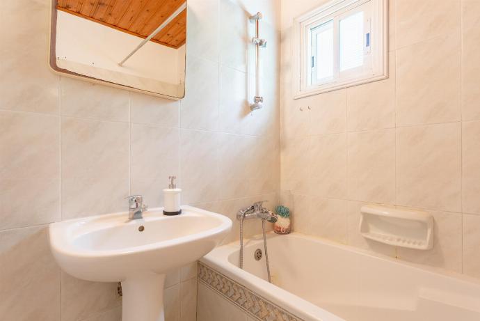 Family bathroom with bath and shower . - Androula Villas Collection . (Fotogalerie) }}